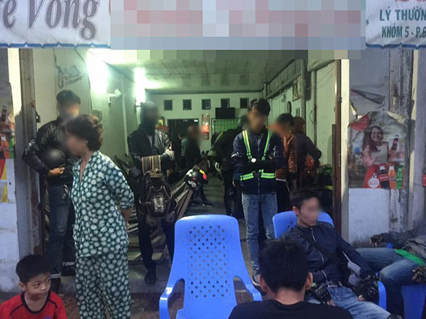 Nhóm phượt thủ 28 người qua đêm ở quán cafe võng hết 400k rồi 'đăng đàn' chê đắt khiến cộng đồng phản ứng kịch liệt