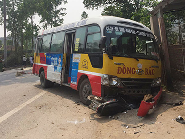 Tài xế xe buýt bị khởi tố vì lấn làn, đâm chết 2 người đi xe máy