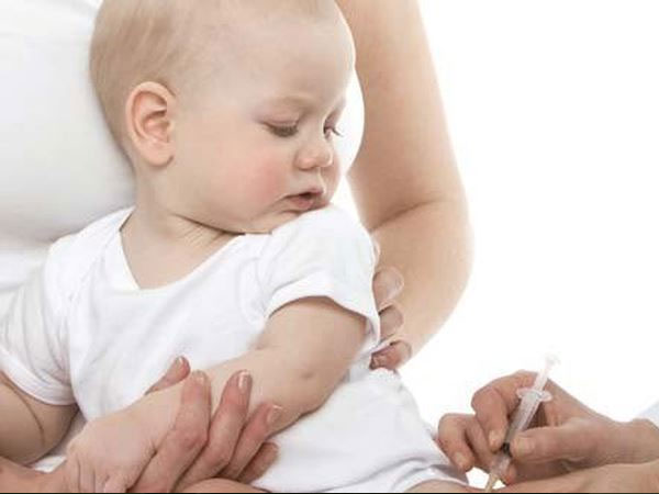 Trẻ đang tiêm Quinvaxem thay sang vắc xin mới có an toàn?