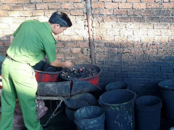 Uống cà phê bị trộn pin nguy hiểm ra sao?