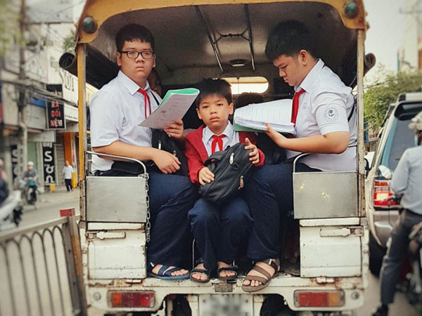 Bức ảnh chụp 3 cậu học sinh tranh thủ học vội đầy căng thẳng trên đường đến trường khiến ai cũng phải suy nghĩ