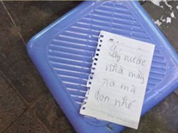 Chỉ vì một cốc nước lọc, nữ sinh để lại mảnh giấy và hành động phản cảm sau đó