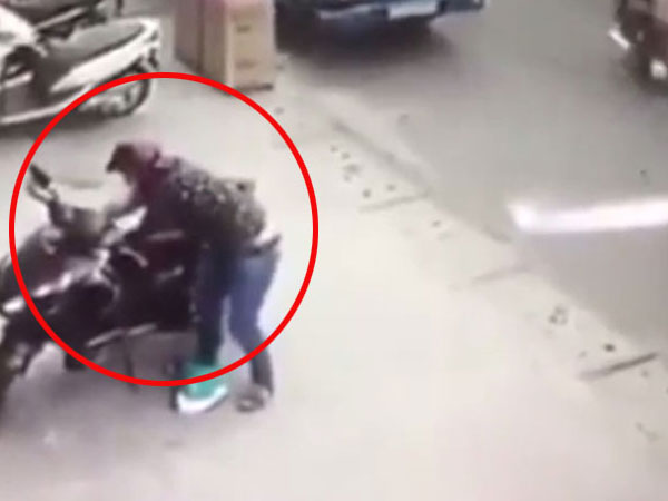 Video: Táo tợn bẻ khóa trộm xe máy ngay giữa phố đông người