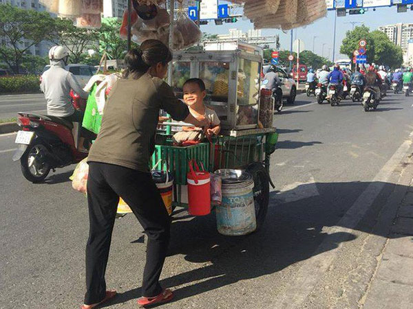 Đứng đợi 10 phút được trả lại bằng nụ cười hòa trong nắng mai - bức ảnh dễ thương trong một buổi sáng của người Sài Gòn sòng phẳng