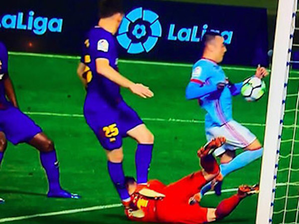 Fan Barca tố Aspas ghi bàn bằng tay