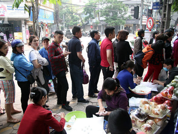 Hà Nội: Hàng trăm người xếp hàng từ 5h sáng mua bánh trôi - bánh chay Tết Hàn thực