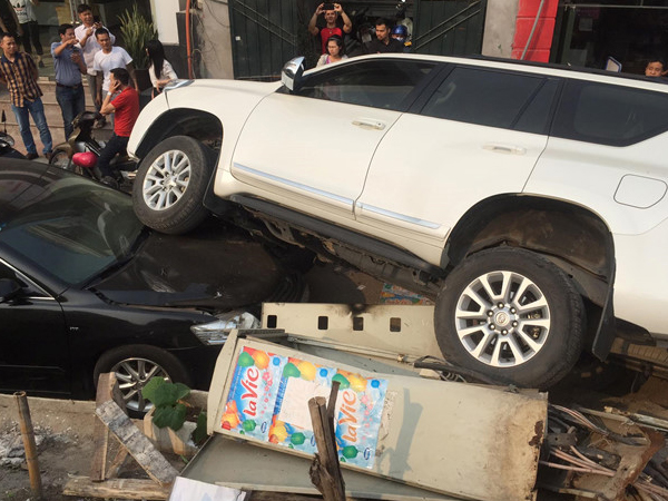 Leo dốc mất lái, xe Toyota Prado bay khỏi đê lao vào xe Camry