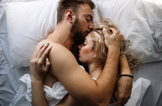 Lý do bạn nên làm 'chuyện ấy' trước khi đi ngủ