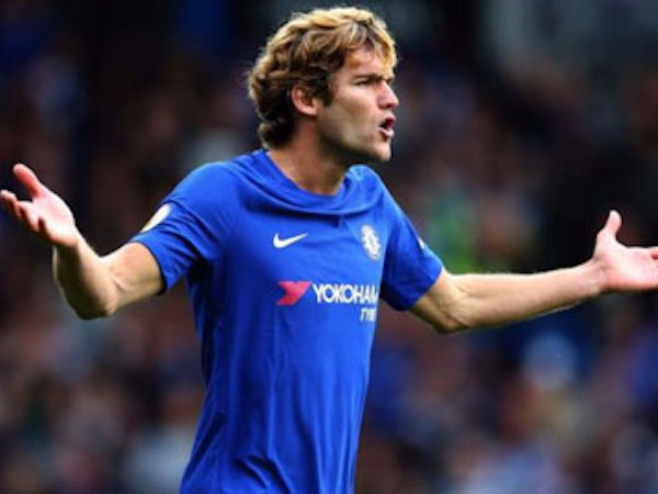 Marcos Alonso đối mặt 3 trận treo giò vì đạp đối thủ
