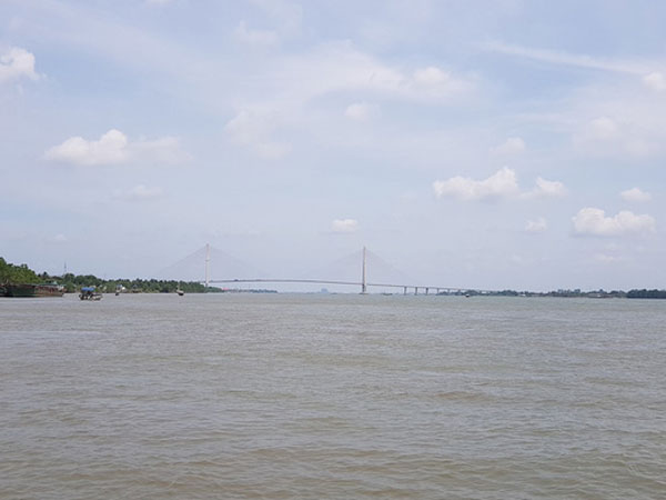 Mẹ dẫn đi vệ sinh trên đò ngang, bé gái rơi xuống sông Hậu tử vong