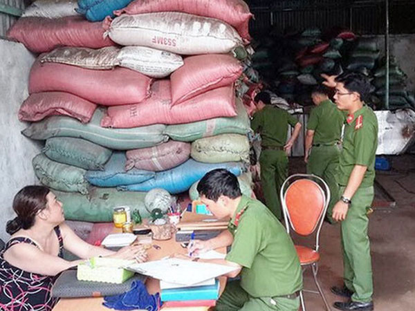 Nhiều tấn sản phẩm từ lò cà phê trộn pin đã ra thị trường