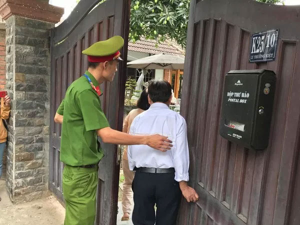 Video: Cơ quan điều tra có mặt tại nhà cựu Chủ tịch Đà Nẵng Trần Văn Minh