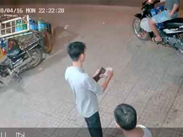 Video: Hai thanh niên 'diễn sâu' cướp một thùng bia, còn lấy thêm đá