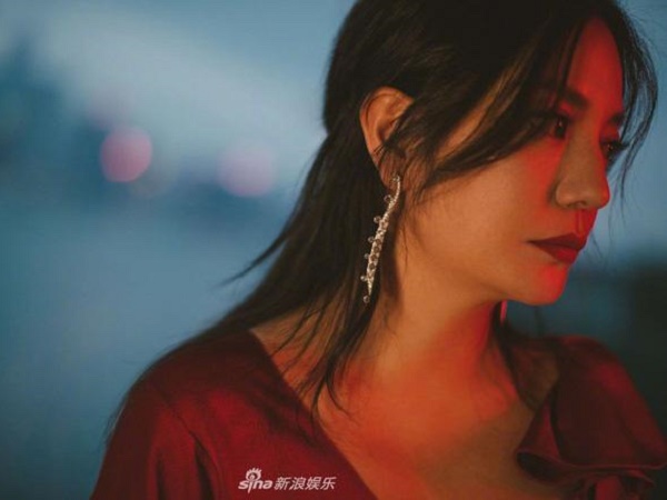 Vừa bị chê tăng cân, béo phì, Triệu Vy tung loạt ảnh mới khác "một trời một vực"