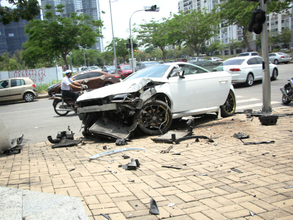 Bẻ lái tránh xe máy, xế sang Audi nát đầu tại khu 'nhà giàu' Sài Gòn