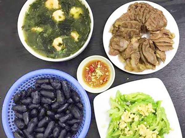 Cất công làm mâm cơm đề huề, mẹ đảm sốc khi nghe chồng đoán giá