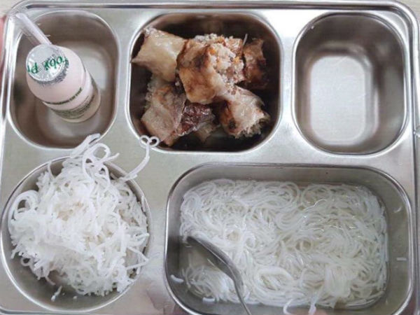 Chi 50.000 đồng một ngày, phụ huynh trường Ban Mai tố bữa ăn nghèo nàn