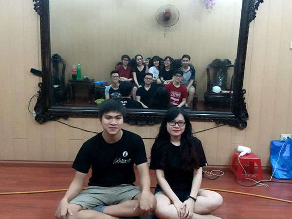 Chụp 2 người nhưng lại có ảnh đủ mặt 10 người: Đã tìm ra cách selfie mới siêu bá đạo!