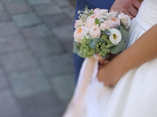 Cô gái mặc váy trắng khóc nức nở khiến hôn trường nhốn nháo