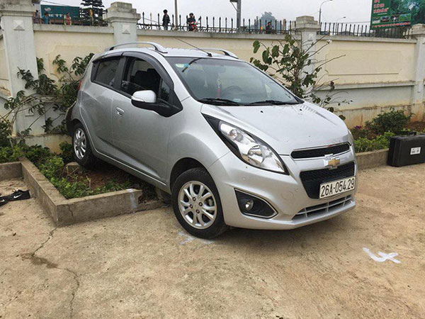 Công an triệu tập thầy giáo lùi xe ô tô trong trường khiến 1 học sinh tử vong, 1 học sinh gãy chân