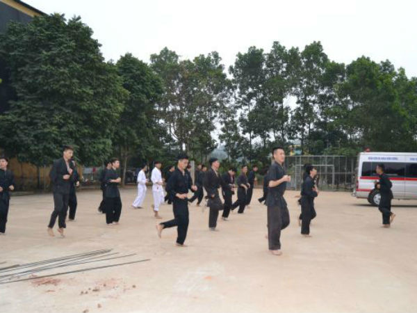Hàng loạt bệnh viện lập chốt công an, thuê người dạy võ cho bác sĩ