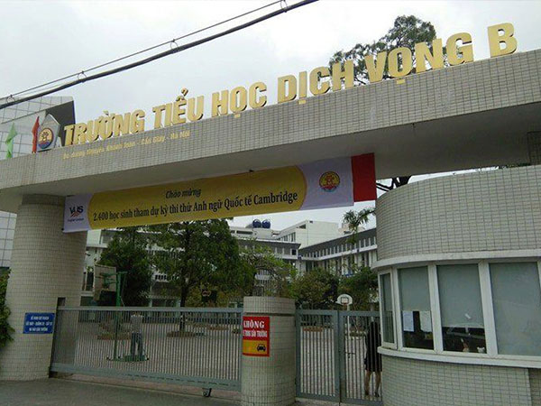 Học sinh tiểu học rơi từ tầng 4 xuống đất đến trường 2 phút trước khi xảy ra sự việc