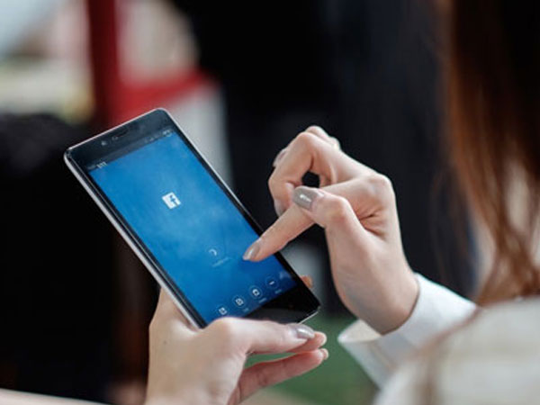 Nghiện Facebook, vợ bị chồng siết cổ chết