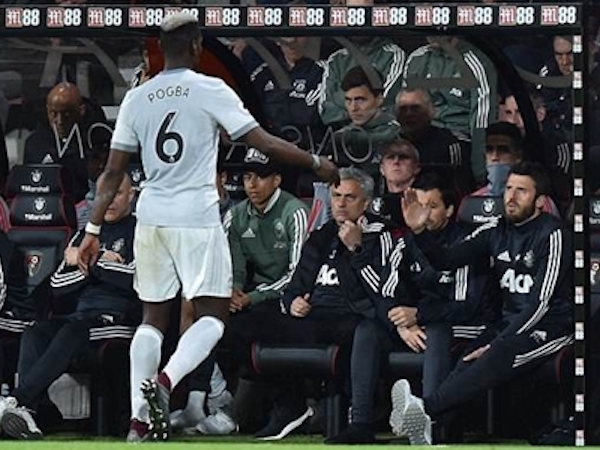 Pogba không bắt tay Mourinho khi bị thay ra