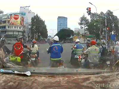 Tên cướp giật túi xách táo tợn, kéo lê cô gái hàng chục mét giữa ngã tư ở Sài Gòn