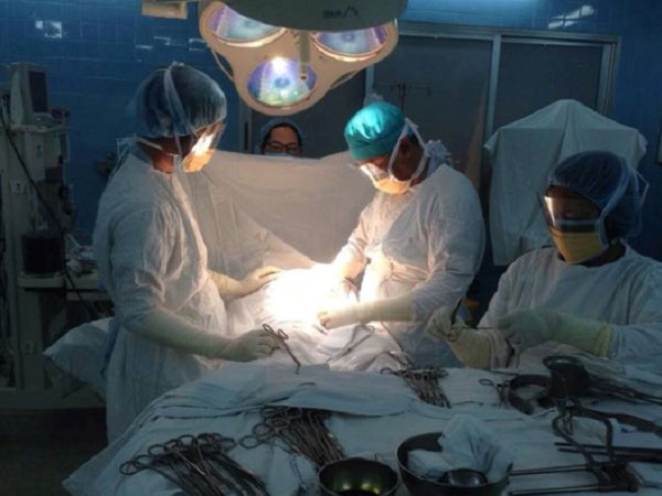 TP.HCM: Bác sĩ căng thẳng cắt khối u buồng trứng cho một phụ nữ bị nhiễm HIV từ chồng