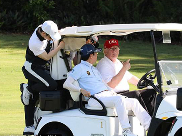 Trump lái xe đưa Abe đi đánh golf