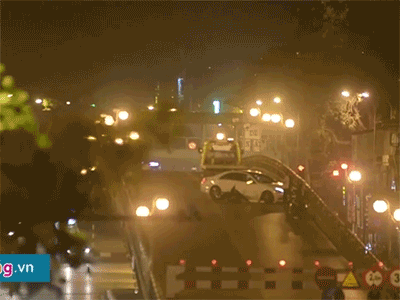 Video: Hiện trường vụ Mercedes đâm nát xe máy trên cầu vượt Thái Hà
