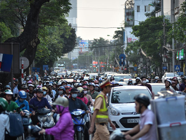 Chặn một chiều đường Cát Linh, xe cộ ùn ứ giờ cao điểm