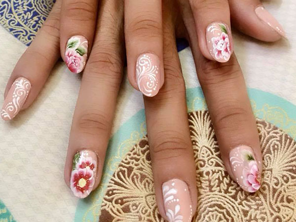 Chàng trai chịu ngồi cả trưa nắng cho bạn gái thân tập vẽ móng