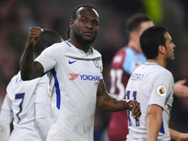 Chelsea rút ngắn khoảng cách với Tottenham