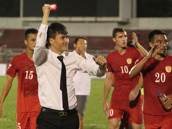 Công Vinh quyết làm 'quan to': Nước cờ đầu tiên