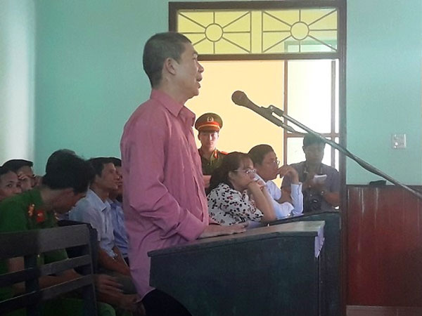 Cựu cán bộ Cục Thuế khai nhận 130 triệu đồng vì nghĩ là... bánh kẹo