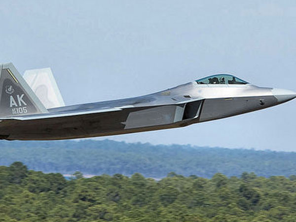 F-22 Mỹ gặp sự cố, phi công hạ cánh với một động cơ