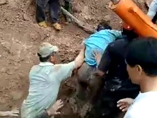 Hàng chục người cứu sống vợ chồng bị chôn vùi hơn 30 phút