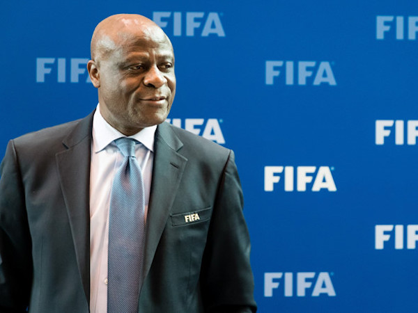 Một thành viên Hội đồng FIFA 'tra tay vào còng'