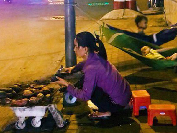 Phía sau hình ảnh 2 chiếc võng đong đưa bên lò khoai nướng của người mẹ nghèo ở Sài Gòn
