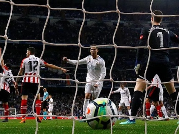 Ronaldo bị châm chọc vì nhận bàn thắng giống Harry Kane
