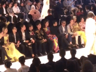 Sơn Tùng M-TP vui vẻ lắc lư, rung chân khi xem show diễn của NTK Công Trí