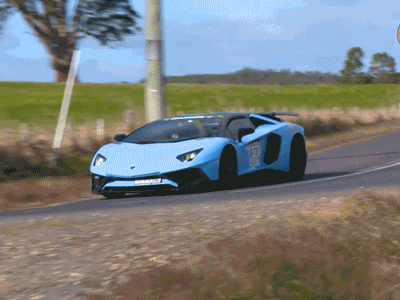 Video: Lamborghini Aventador SV mất lái lao xuống ven đường