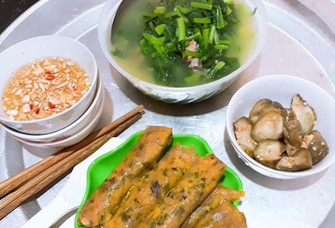 Vợ trẻ nấu mâm cơm 3 món ngon, được chồng khen mà vẫn ấm ức vì bị bà thím sang soi 'làm gì có chất'