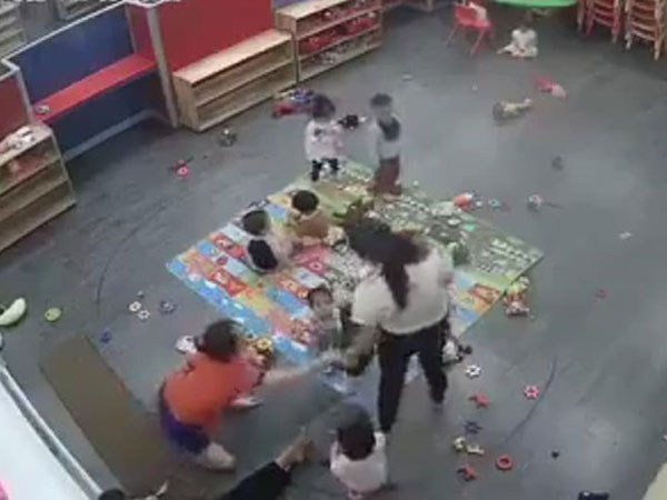 Vụ cô giáo mầm non kẹp đùi, đánh liên tiếp vào người trẻ gây phẫn nộ ở Nghệ An: Tạm đình chỉ cô giáo
