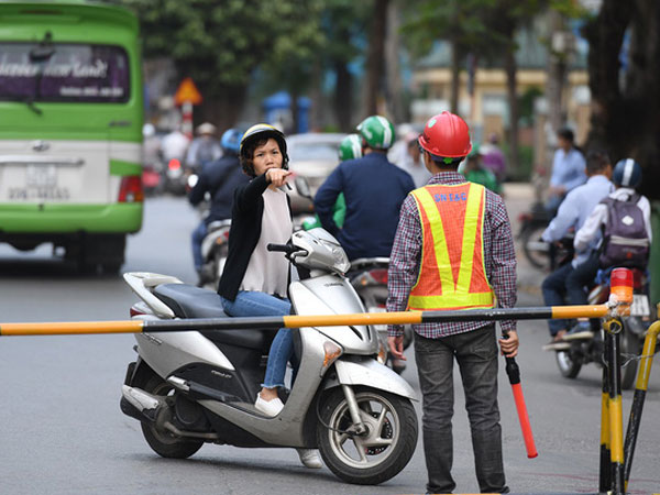 Chặn 1 chiều trên đường Cát Linh, nhiều người bỡ ngỡ, giao thông ùn tắc giờ cao điểm