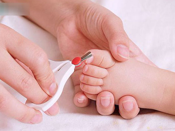 Hầu hết các bậc phụ huynh đều mắc phải 5 sai lầm 'kinh điển' khi cắt móng cho trẻ