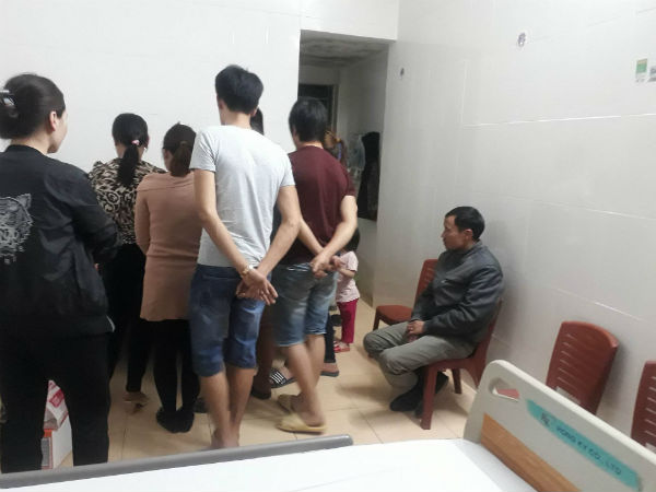Mẹ của học sinh lớp 1 bị thương vì cô giáo lùi xe: 'Đau xót khi đến trường thấy con khóc đến kiệt sức, máu chảy khắp người'