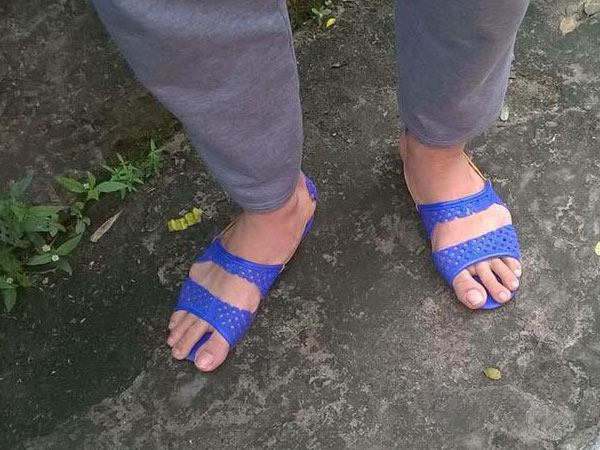 Nâng tầm 'cực phẩm' dép tổ ong thành sandal dạo xóm, dân mạng lo ngại Gucci sẽ học hỏi ý tưởng